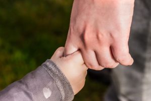 Main d'un parent tenant celle d'un enfant