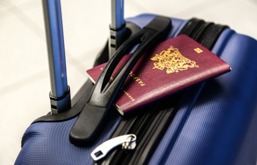 Passeport posé sur une valise