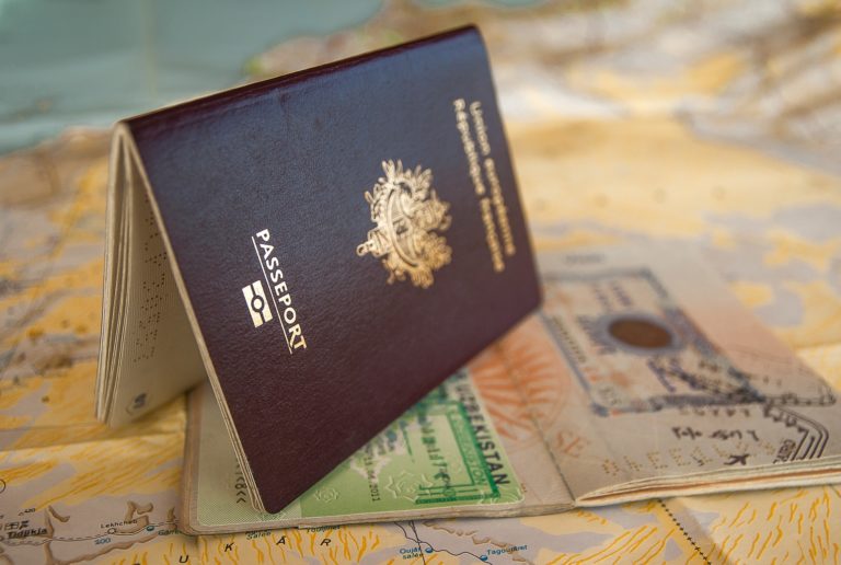 Passeport français et documents de voyage