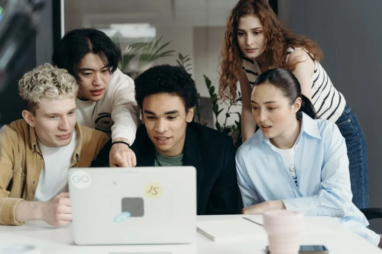Jeunes professionnels réunis autour d'un ordinateur
