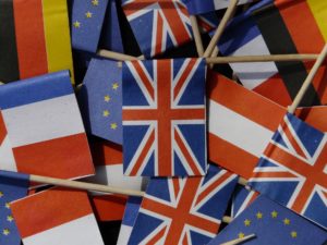 Drapeaux britannique, français et européen