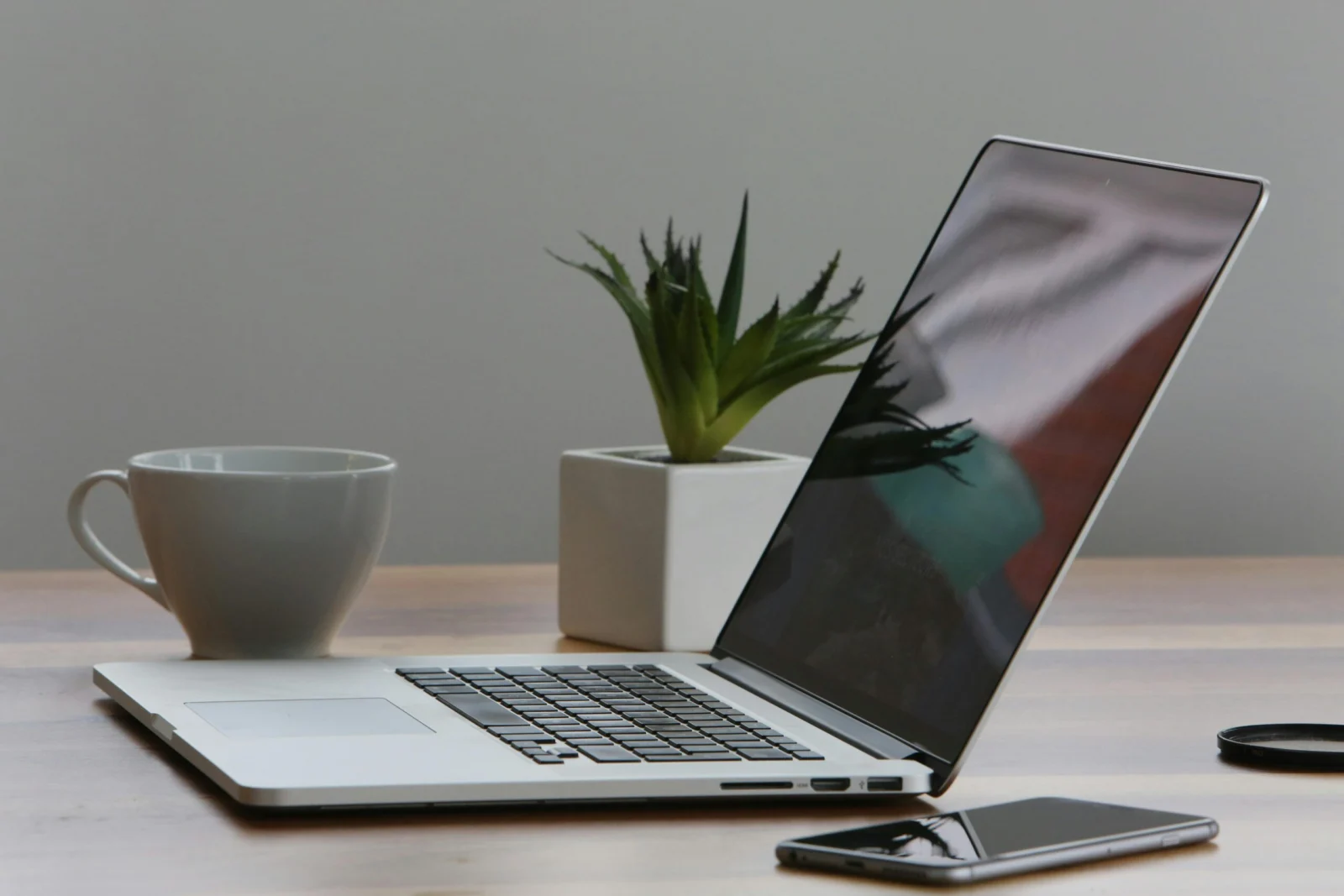 Téléservice, dématérialisation et autorisation de travail : qui signe quoi ?