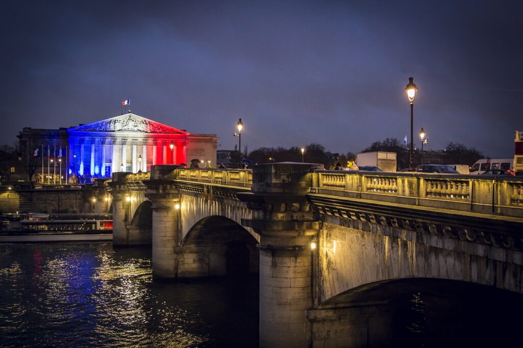 Paris de nuit, l'Assemblée nationale aux couleurs du drapeau