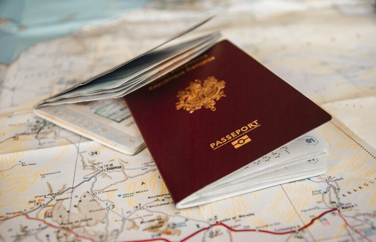 Passeport français sur une carte