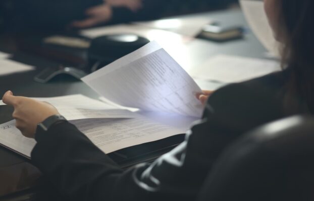 Quels arguments faire valoir contre une OQTF ? (acte #2 le vice de procédure et le défaut d’examen réel)