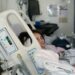 M?re et enfant dans une chambre d?h?pital moderne