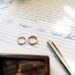 Alliances pos?es sur un document de mariage sign?