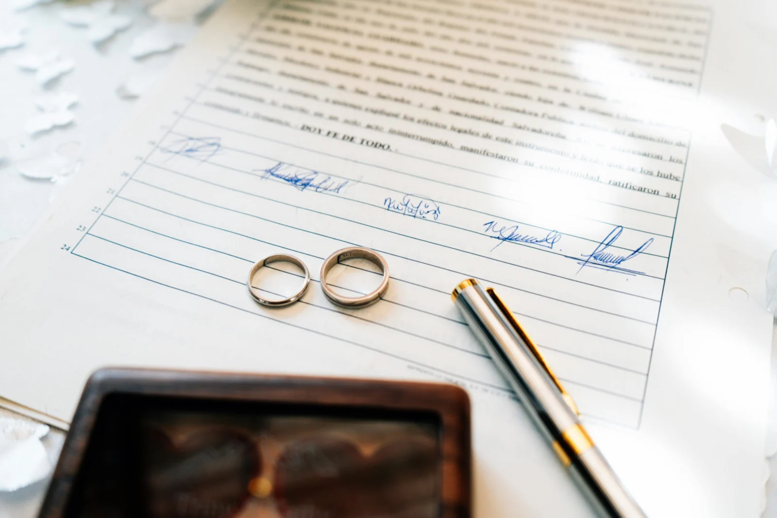 Déclaration de nationalité par mariage : Pourquoi le Certificat de Nationalité Française (CNF) reste incontournable
