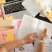 Bureau d??tude avec ordinateur, notes et documents administratifs