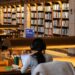Étudiante travaillant dans une bibliothèque universitaire