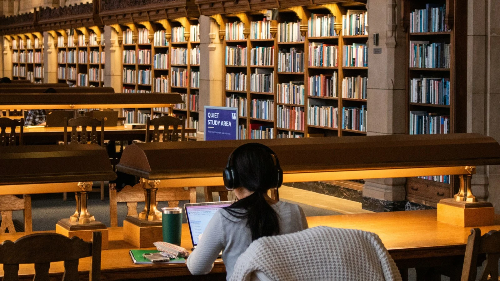 Titre de séjour étudiant : le seuil de ressources porté à 877,50 € par mois