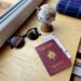 Passeport français posé sur une table avec des accessoires de voyage