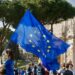 Jeune fille tenant un drapeau de l'Union européenne à Rome