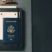 Passeport posé sur un clipboard avec documents administratifs